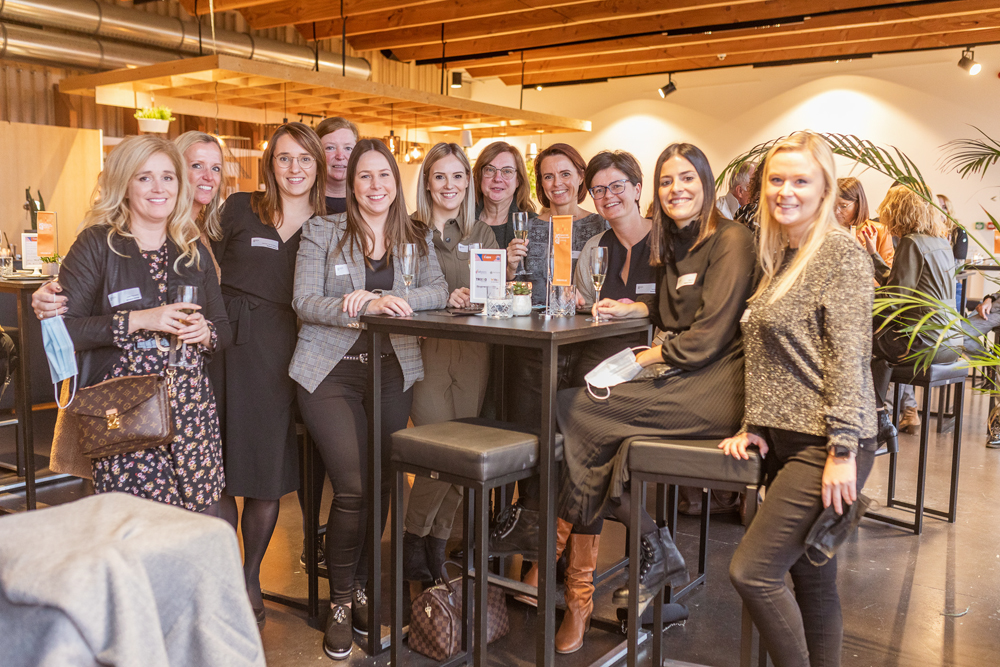 Silke Put (tweede van rechts) met haar collega's van Democo Group