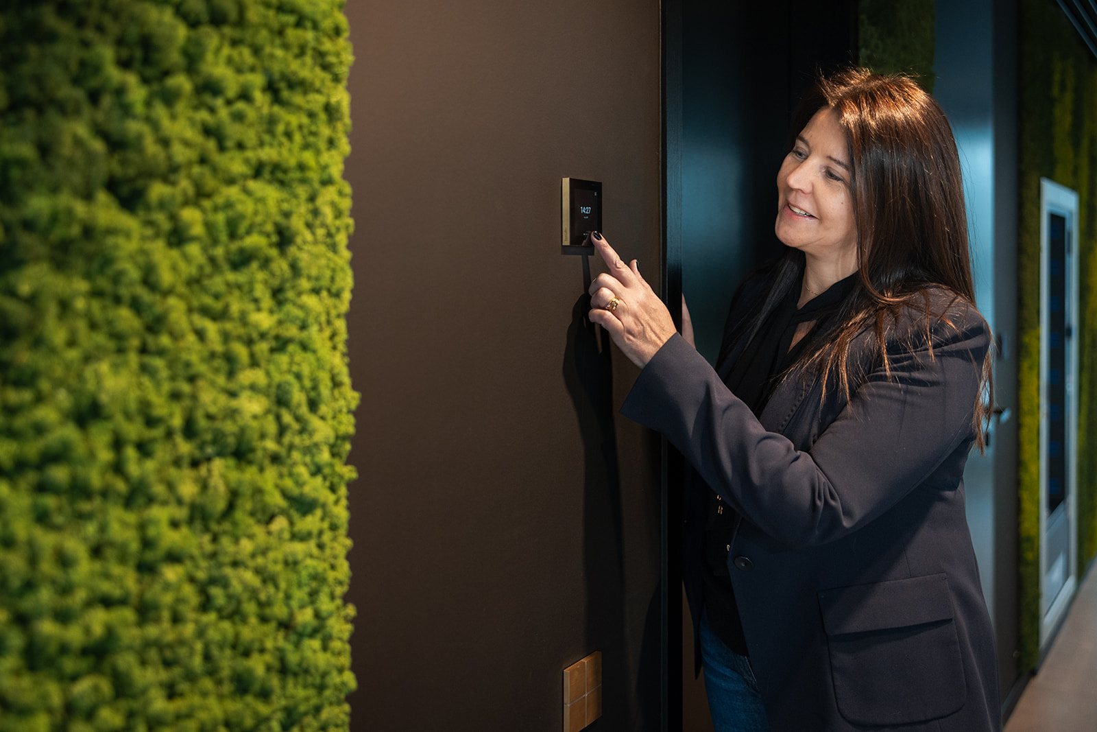 Mede-eigenaar en chief people officer Sandra Maes raakt touch panel Lisa aan waarmee sferen, verlichting, klimaat, muziek en meer kunnen bediend worden.