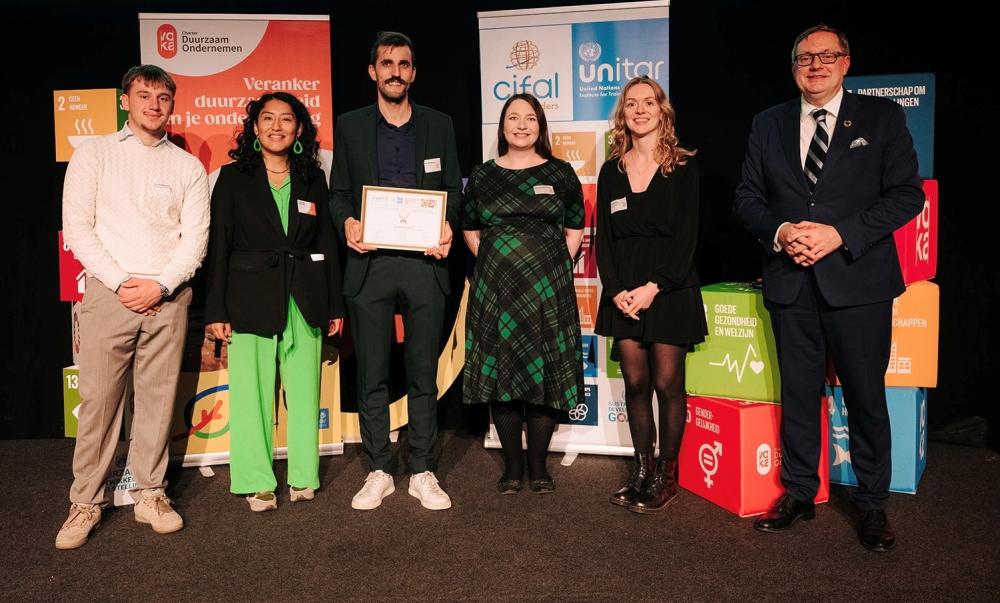 Arno Vanermen (Verantwoordelijke innovatie en kwaliteit bij ViTeS vzw) kreeg de prijs in handen van Peter Wollaerts (directeur Cifal Flanders), Michaela Dorcikova (project manager UNITAR) en medewerkers van Voka-KvK Vlaams-Brabant.