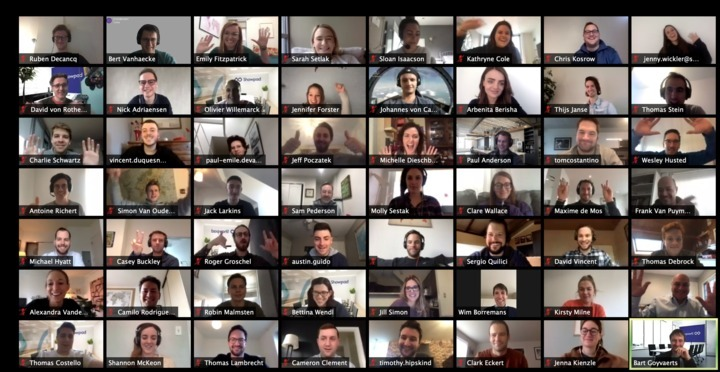 Zo zien meetings er nu uit bij Showpad. Zo houden ze elke week een meeting met alle 500 medewerkers samen.