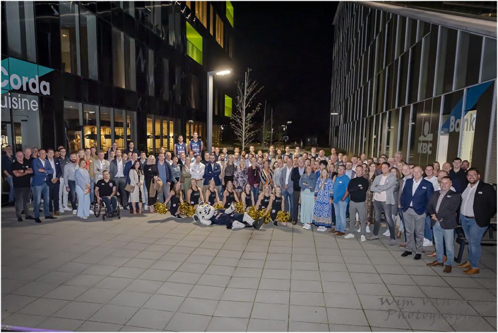 Tijdens dit openingsevent maakten meer dan 100 Business Partners in primeur kennis met de spelers en staf en kregen ze de kans om nieuwe partners te leren kennen of bij te praten met bestaande connecties tijdens de Business Speeddate en netwerkreceptie achteraf. Een veelbelovende en leuke start van zowel sportief als netwerkseizoen 2022-2023! De club houdt vast aan structurele partnerships en een sterke hospitality-formule in samenwerking met Atelier V, maar spitst zich in deze onzekere tijden nog meer toe op het ondersteunen van partners op maat en het verstevigen van haar Business Community.
