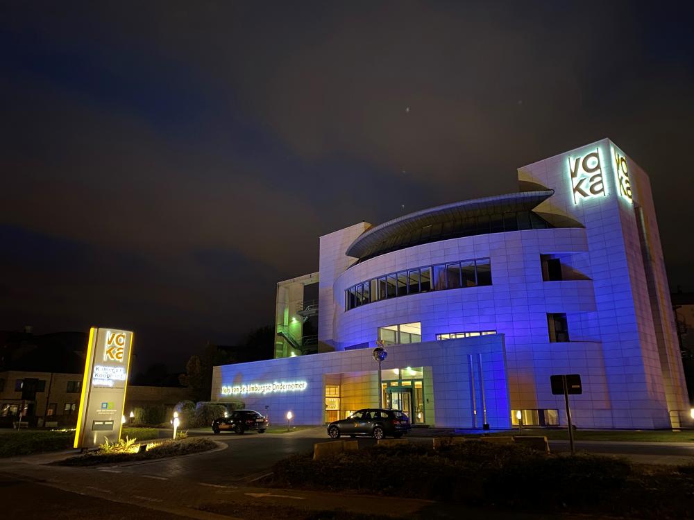 Voka-gebouw kleurt blauw
