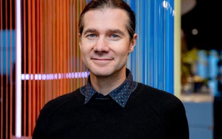 Afbeelding met Menselijk gezicht, persoon, kleding, glimlach

Door AI gegenereerde inhoud is mogelijk onjuist.