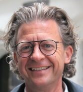 Afbeelding met persoon, Menselijk gezicht, glimlach, Voorhoofd
Automatisch gegenereerde beschrijving