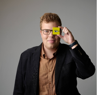 Afbeelding met Menselijk gezicht, persoon, kleding, muur
Door AI gegenereerde inhoud is mogelijk onjuist., Afbeelding