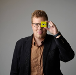 Afbeelding met Menselijk gezicht, persoon, kleding, muur
Door AI gegenereerde inhoud is mogelijk onjuist., Afbeelding