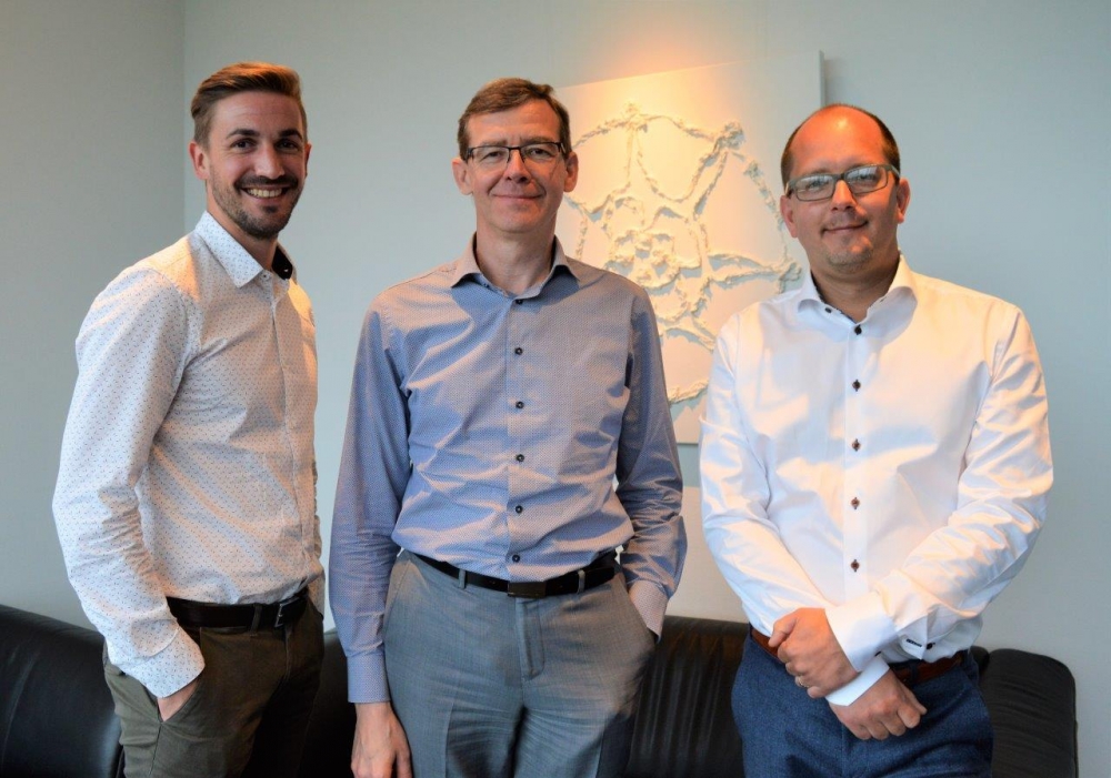 Vlnr. Pieter Vandekerkhof (professor, UHasselt), Bart Balis (voorzitter Eigenaars-Ondernemers bij Voka – KvK Limburg) en Pieter Smeets (manager Eigenaars-Ondernemers bij Voka – KvK Limburg).