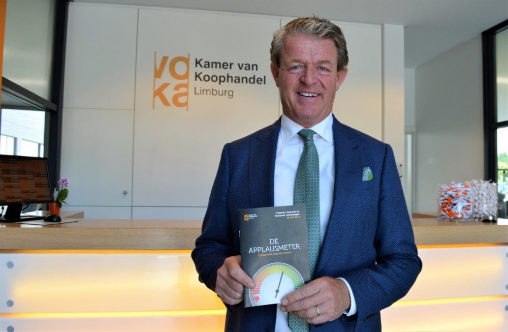 Voorzitter Francis Wanten met de Applausmeter