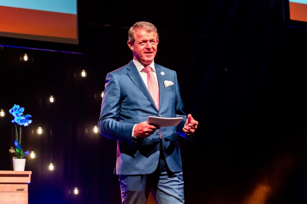 Voorzitter Francis Wanten met de Applausmeter