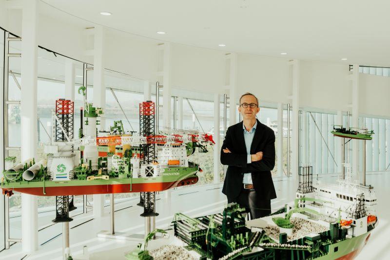 Luc Vandenbulcke op het bezoekerscentrum DEME