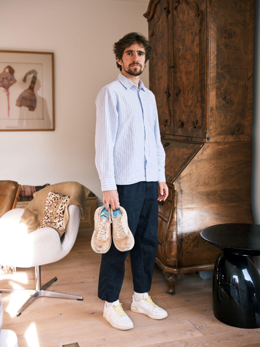 John Heymans met dust from Kenia schoenen