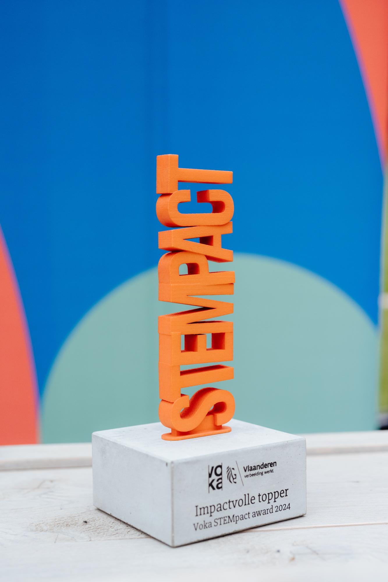 De drijvende krachten achter de STEM-projecten zullen tijdens het evenement de kans krijgen om hun initiatieven te presenteren aan onze gerenommeerde jury. Als hoogtepunt van de dag worden twee succesvolle projecten bekroond: één voor de meest impactvolle actie en één voor de meest veelbelovende groeier.