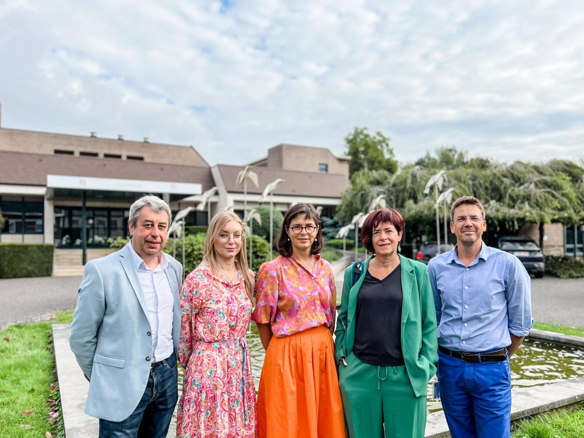 V.l.n.r Pascal Caroyer (Voka-KvK Vlaams-Brabant), Jolien Meeusen (Voka-KvK Vlaams-Brabant), An Haekens (hoofdarts Broeders Alexianen), Ann De Martelaer (lid van de commissie Welzijn in het Vlaams Parlement), Bert Lambeir (Algemeen Directeur Broeders Alexianen)