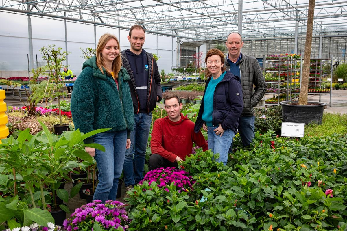 Meer dan 50.000 planten van Willaert sieren olympische accommodaties in Parijs Rudy Vannevel en Els Willaert, samen met hun kinderen Matilde, Tuur en Eli.