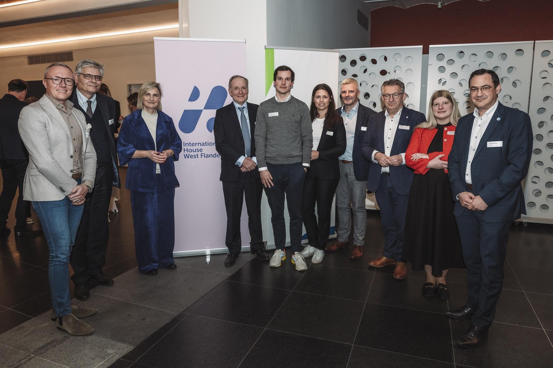 V.l.n.r.: Nick Lenaert (VP Talent & HR Director Unilin), Jean de Bethune (gedeputeerde Economie Provincie West-Vlaanderen), Hilde Crevits (viceminister-president), Philippe De Veyt (voorzitter Voka West-Vlaanderen), Davy Maes (Voka West-Vlaanderen), Charlotte Dekimpe (Voka West-Vlaanderen), Walter Schoonvaere (HR Director Stadsbader), Dirk De fauw (burgemeester Stad Brugge), Kristine Zaiceva (Global Mobility Manager delaware), Frederik D’hulster (algemeen directeur Howest).