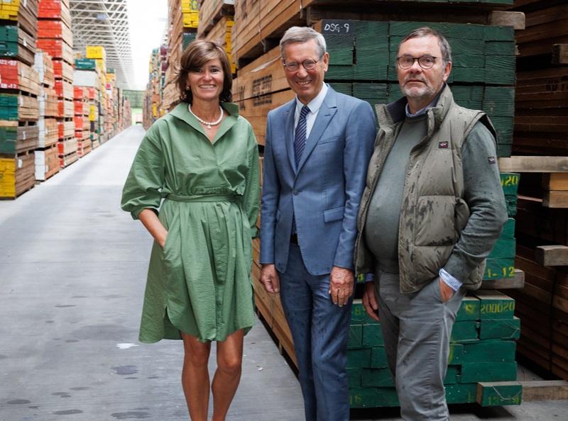 Vandecasteele Houtimport maakt werk van duurzaam ondernemen Geneviève Standaert, Stefaan Vandecasteele en Jan Vandaele.