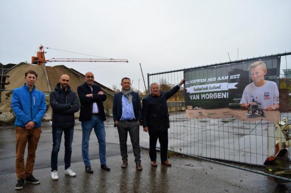 50 ondernemingen promoten technisch talent op 100 m² spandoeken
