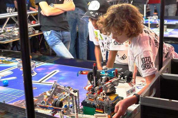Limburgse leerlingen zijn Benelux-top in programmeren op FIRST Lego League