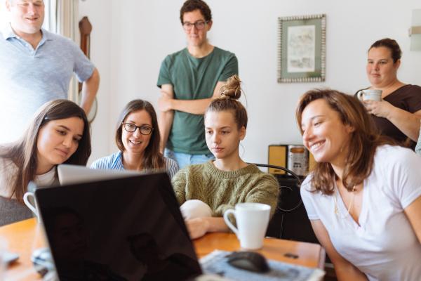 gezin kijkt samen naar computer