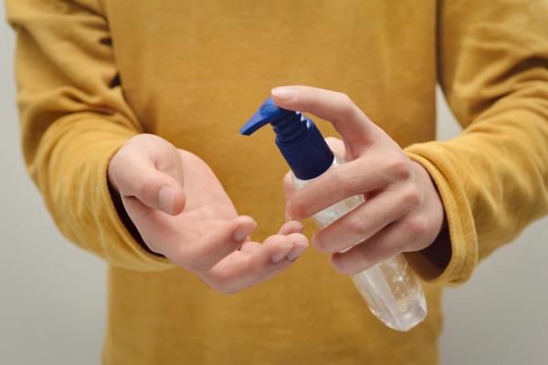 Oleon produceert 20.000 liter desinfecterende handgel