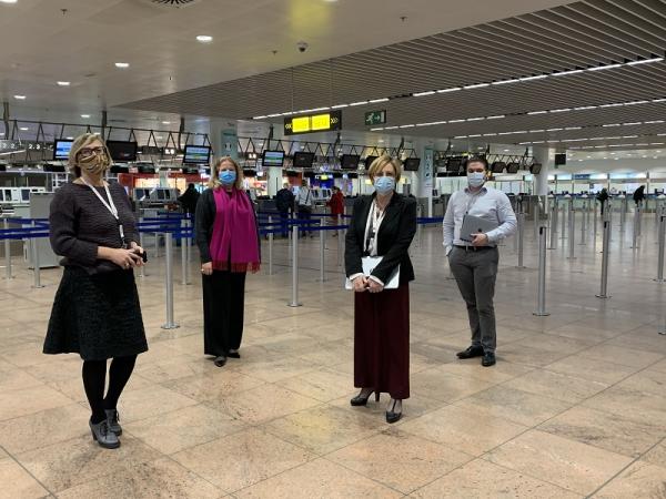 Aviato-personeel in vertrekhal Brussels Airport
