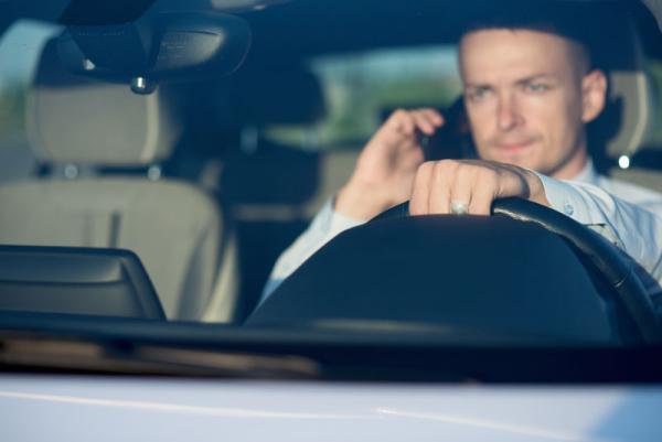 Automobilist met gsm aan het stuur