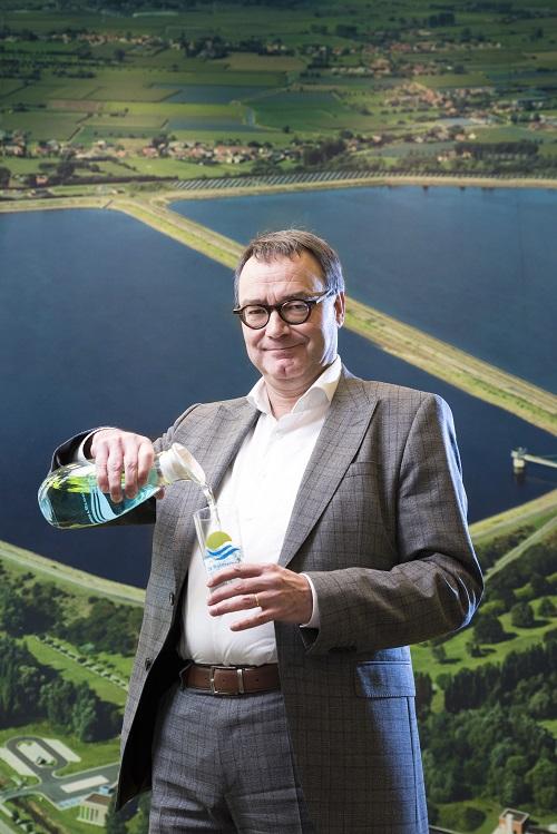 Hans Goossens die een glaasje met water vult