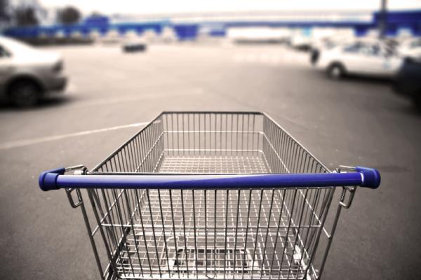 Winkelkar op de parking van de supermarkt