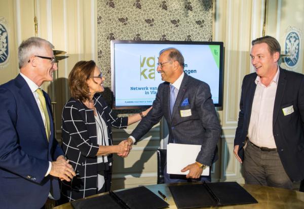 Bestuurders Voka ondertekenen samenwerking met FIT