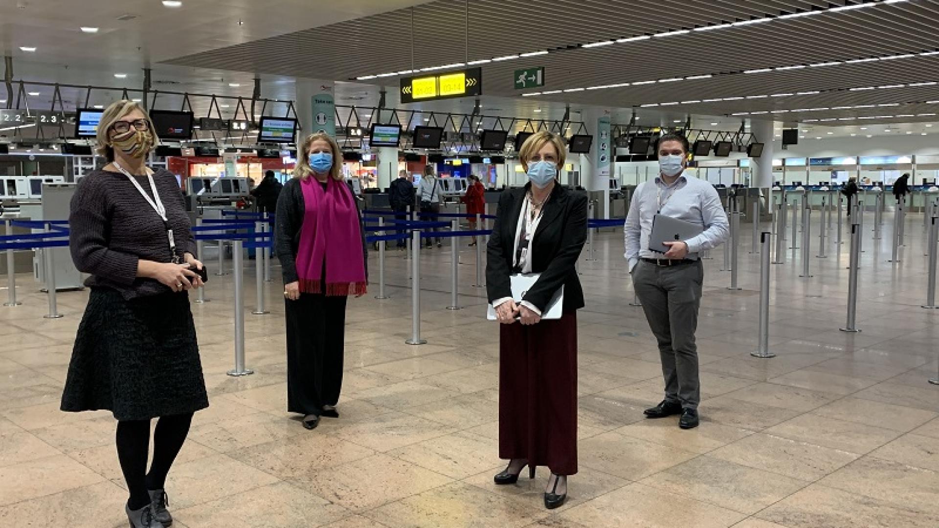 Aviato-personeel in vertrekhal Brussels Airport