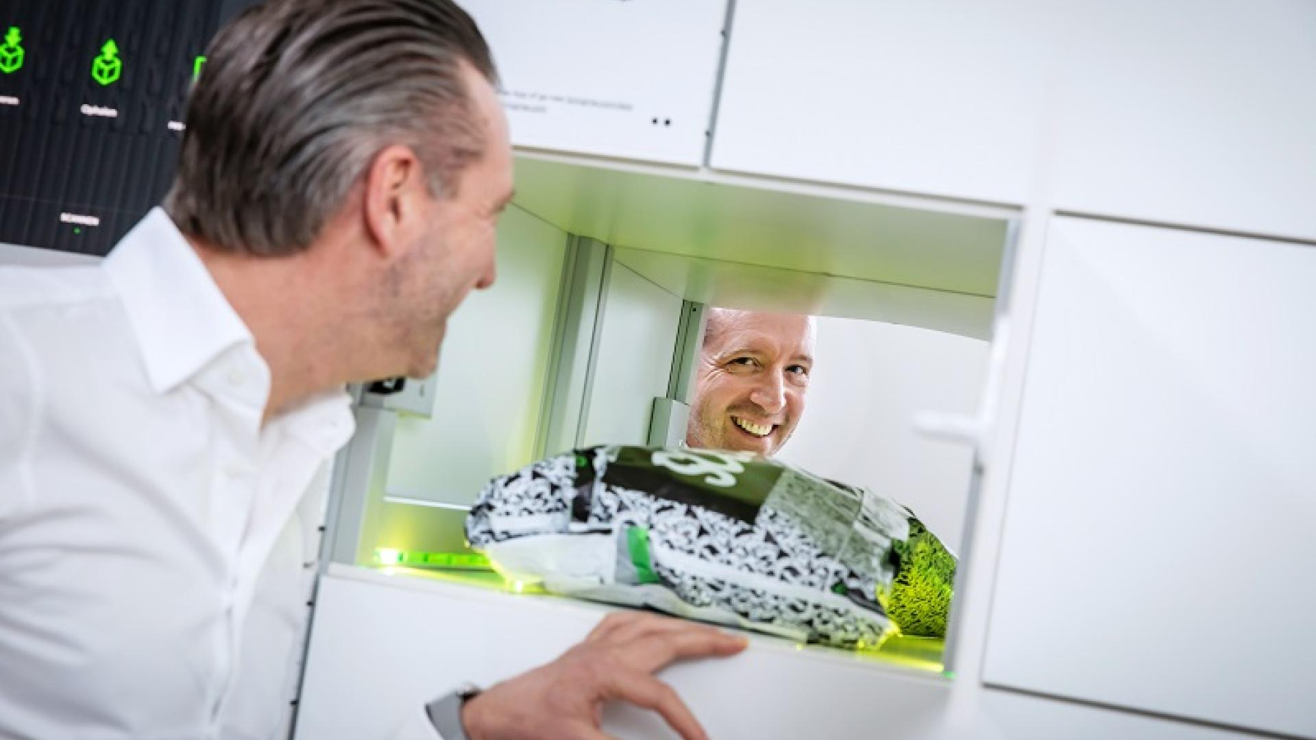 Jo Vandebergh en zijn pakjesautomaat