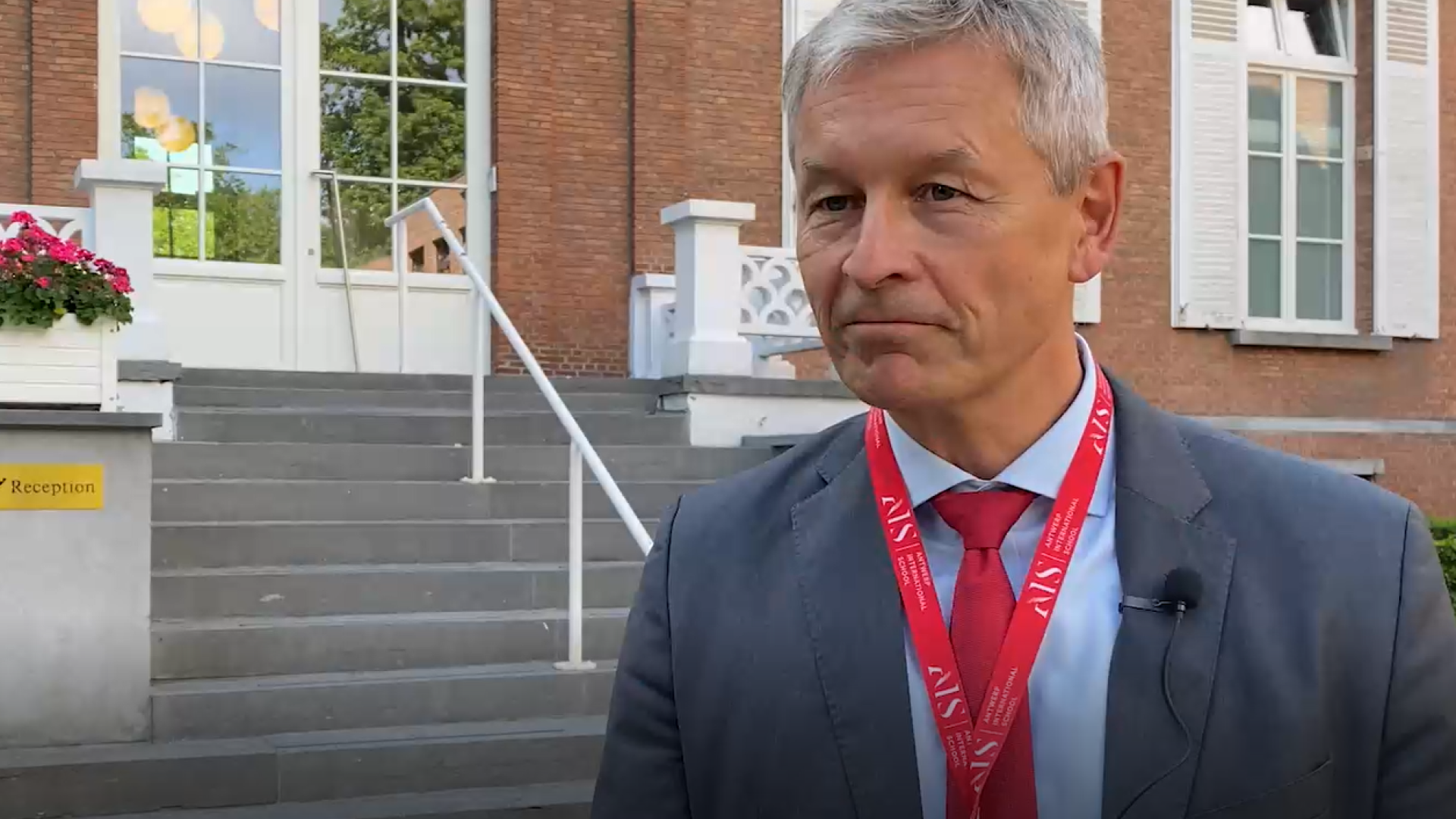 Andreas Koini voor Antwerp International School