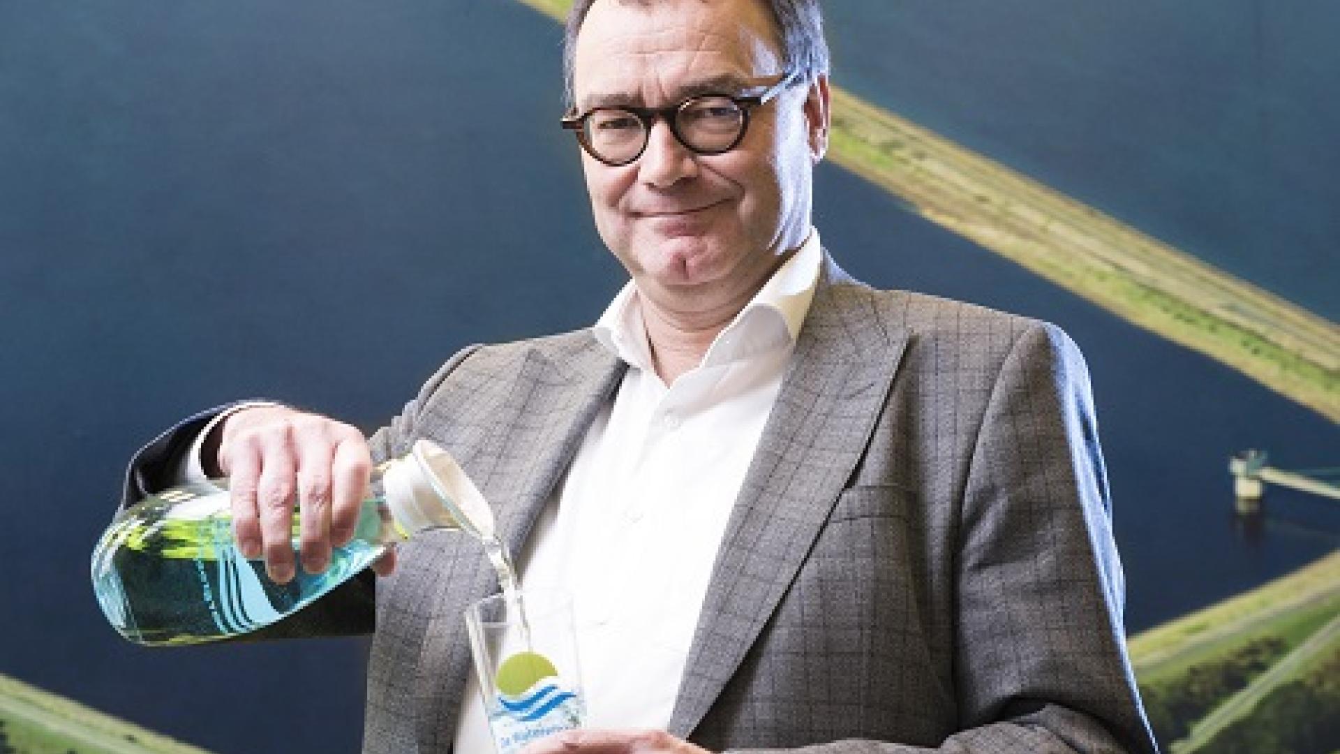 Hans Goossens die een glaasje met water vult
