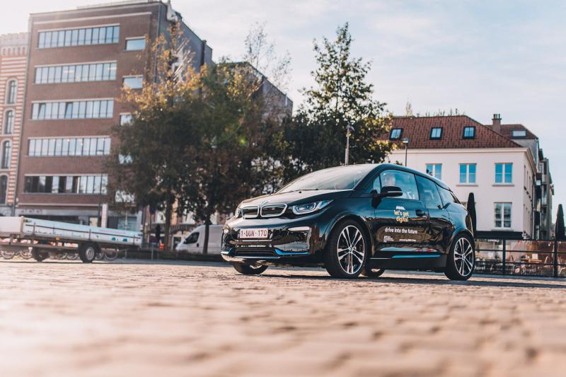 Drive into the future met een jongere