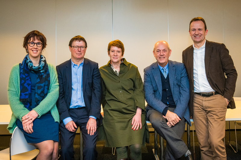 Groepsfoto ronde tafel gesprek