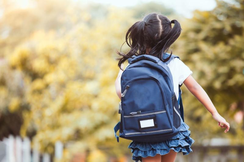 schoolgaand meisje
