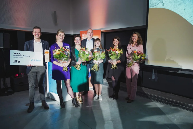 Winnaar Bart Van Zele van Halito! met zijn HR Explore award van Voka Antwerpen-Waasland met de andere genomineerden