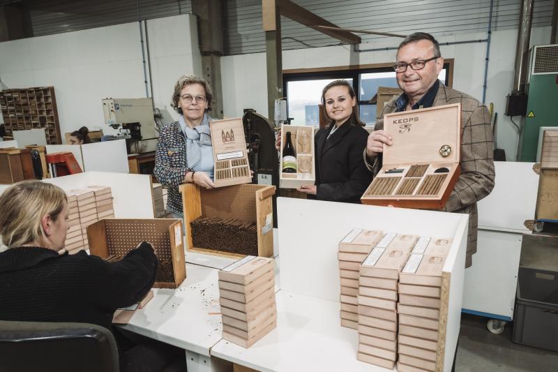 Sigaren en roltabak van Notebaert worden gesmaakt Gudrun Debeuckelaere, Valerie Van der Bauwhede en Johan Van der Bauwhede