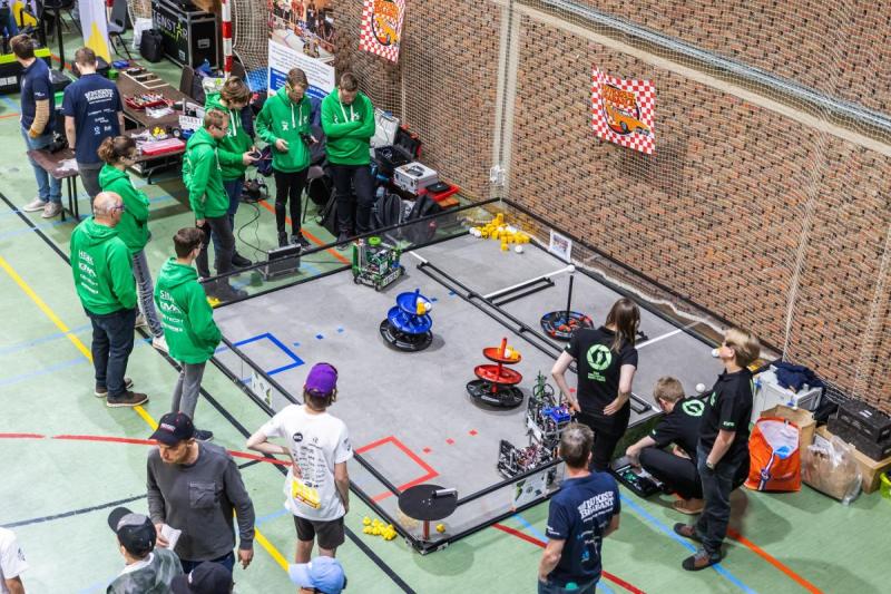 Europese STEM-jongeren programmeren geavanceerde robots in Limburg