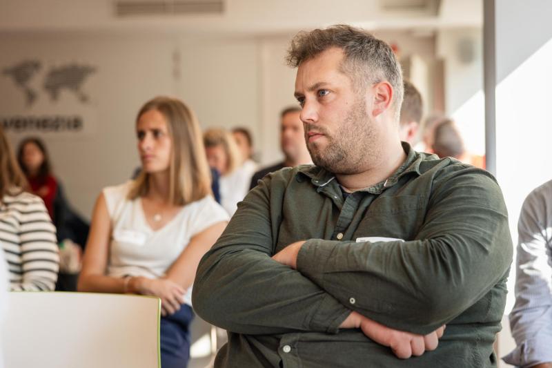 Leer hoe je jouw LinkedIn-profiel professioneel en strategisch inricht om een solide basis te leggen voor hybride netwerken.