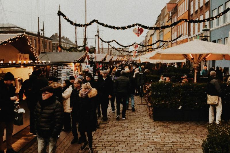 De kerstmarkt heeft betere openingsuren dan de sociale dienst