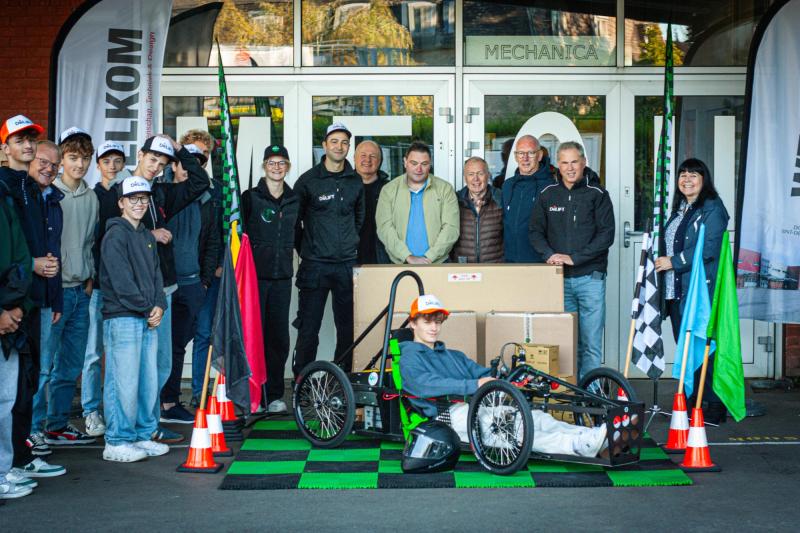 Bedrijven en scholieren bouwen elektrische wagen
