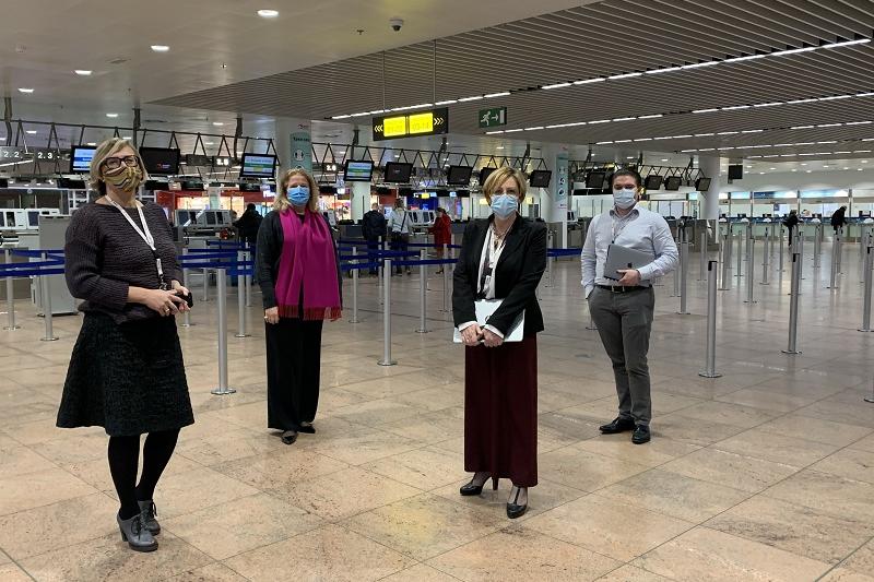 Aviato-personeel in vertrekhal Brussels Airport