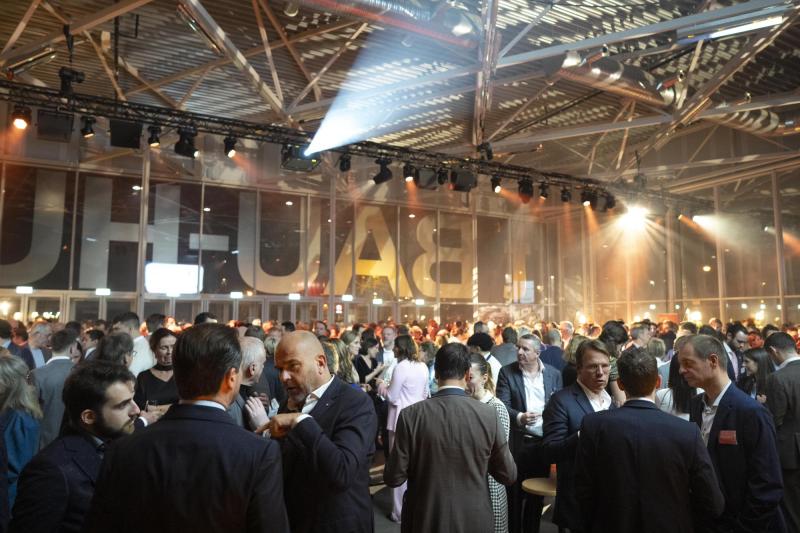 Het eindejaarsfeest van gisteren was een groot succes, vol feestelijke momenten en enthousiaste aanwezigen.