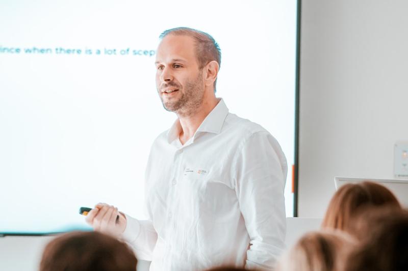 Roov Jong Voka Bryo scale-up Ondernemers magazine kapitaalronde kapitaalophalen begeleiding onderneming founder tech gent software app kapitaal ophalen funding fintech Frédéric Vandenhende