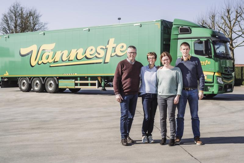 Transport Vanneste steeds meer logistieke totaalpartner Georges en Diane Vanneste, Marieke De Bruyne en Koen Vanneste.