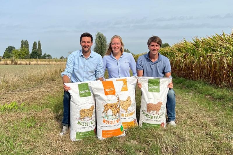 Voeders Decadt maakt nu ook voeding voor hobbydieren Kristof Denys (product manager), Celestien Van Wynsberghe (vertegenwoordiger) en Alexander Naessens (bestuurder).