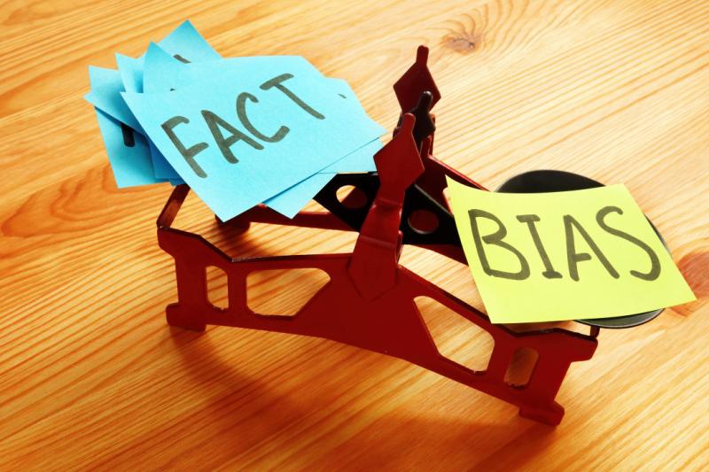 weegschaal met fact of bias