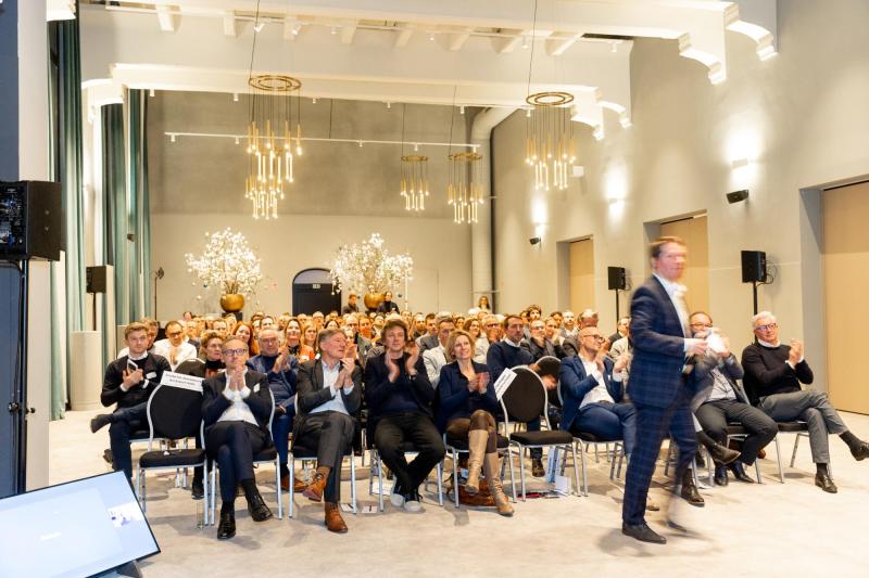 Tomorrow starts today. Voor onze laatste REC-sessie van het seizoen 2022 keken we samen naar de toekomst. Met 160 aanwezige real estate aficionado’s werden we geïnspireerd rond het thema ‘City of the future’.