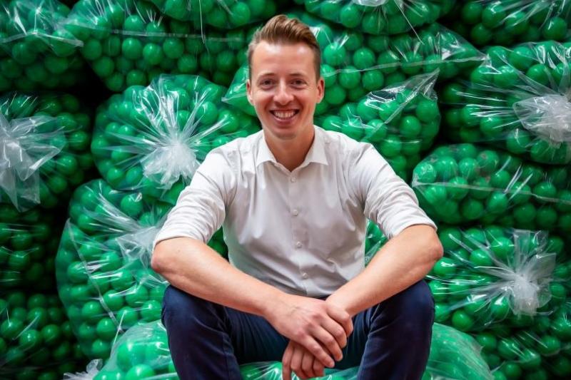 Hannes Anaf (Vooruit) maakt jetons en polsbandjes bij Orakel in Retie